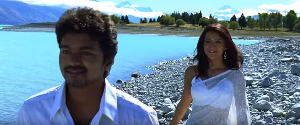 A still from Thaen Thaen Thaen song in Kuruvi starring Vijay and Trisha.