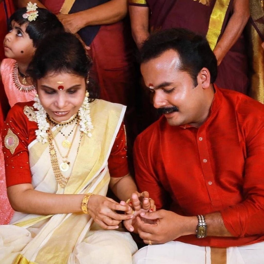 singer-vaikom-vijayalakshmi-wedding-engagement-stills-suryan-fm