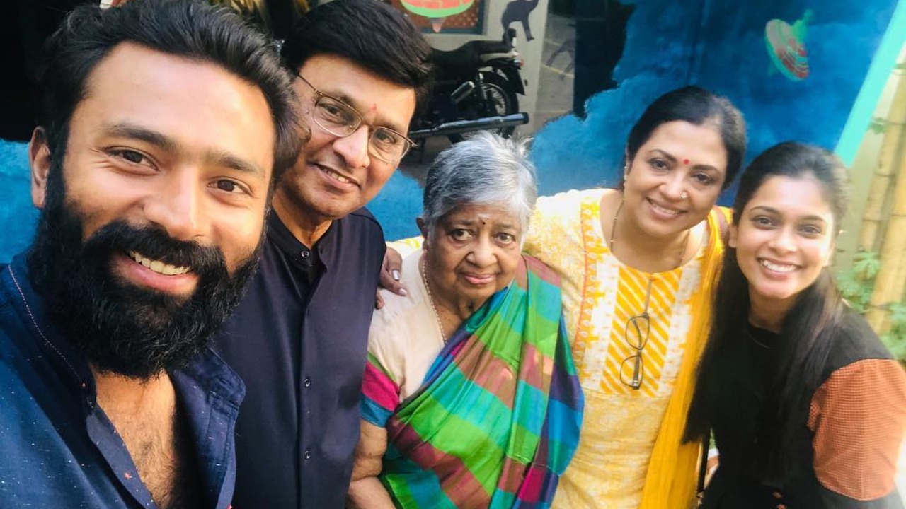 Shanthnu Bhagyaraj with family