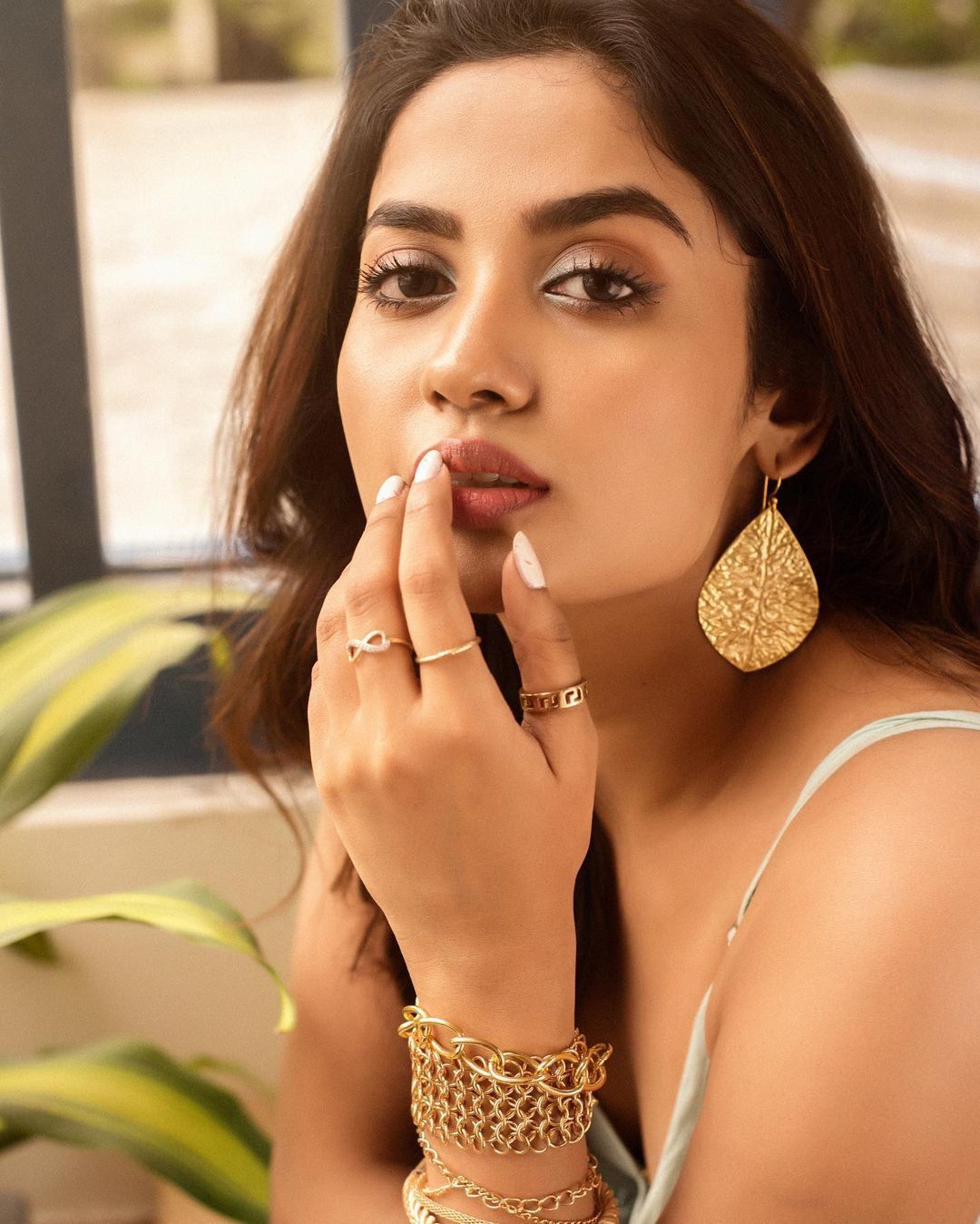 Teju Ashwini Surprises Fans with Her Glamorous Photos