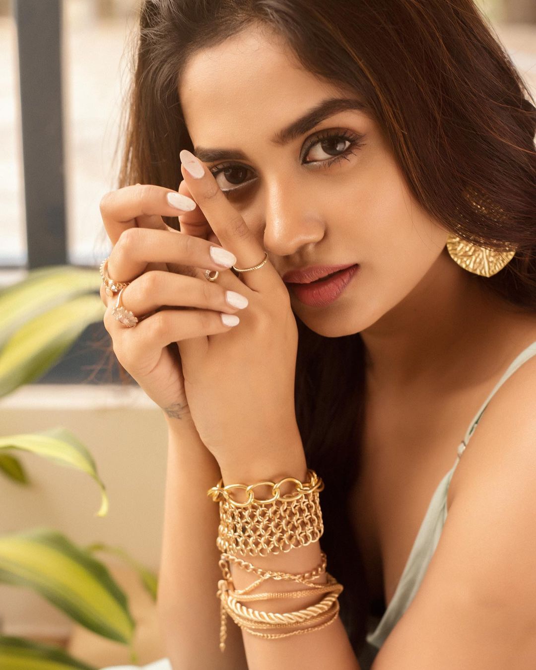 Teju Ashwini Surprises Fans with Her Glamorous Photos