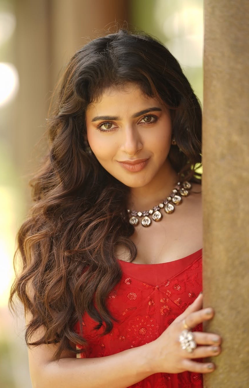 Iswarya Menon Stuns in Her Gym Outfit – Viral Photos Take Over the Internet
