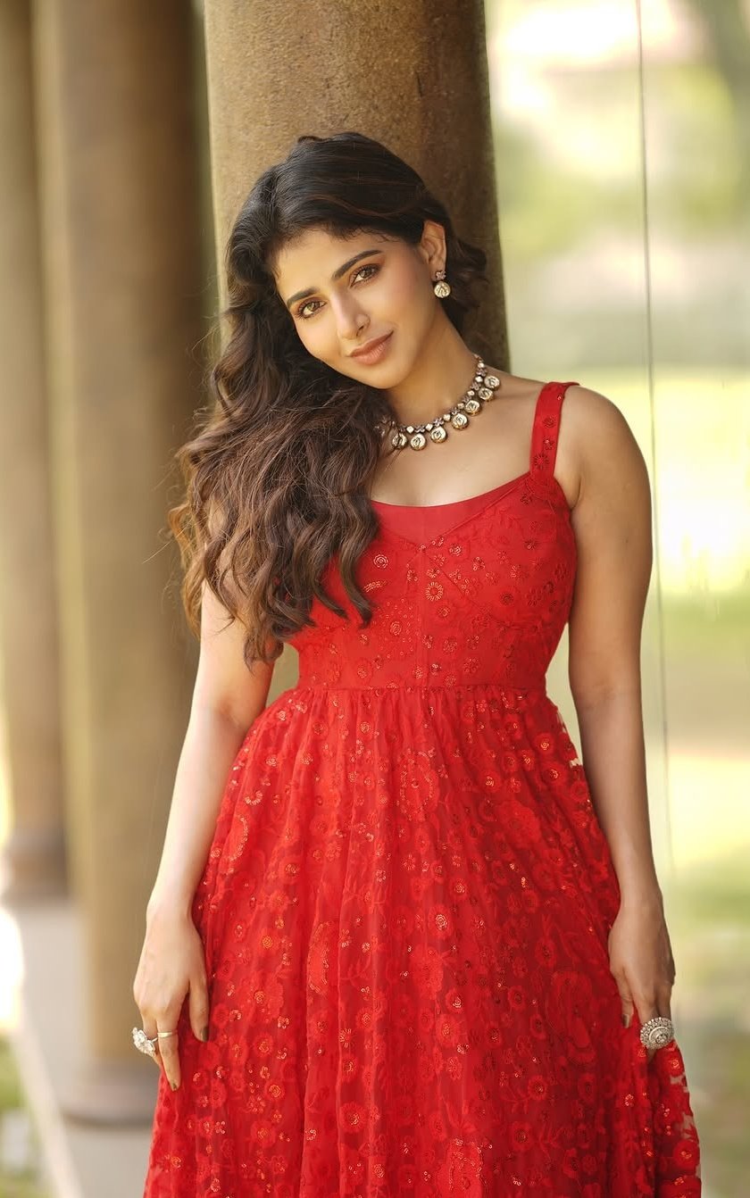 Iswarya Menon Stuns in Her Gym Outfit – Viral Photos Take Over the Internet