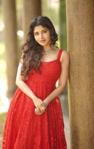 Iswarya Menon Stuns in Her Gym Outfit – Viral Photos Take Over the Internet