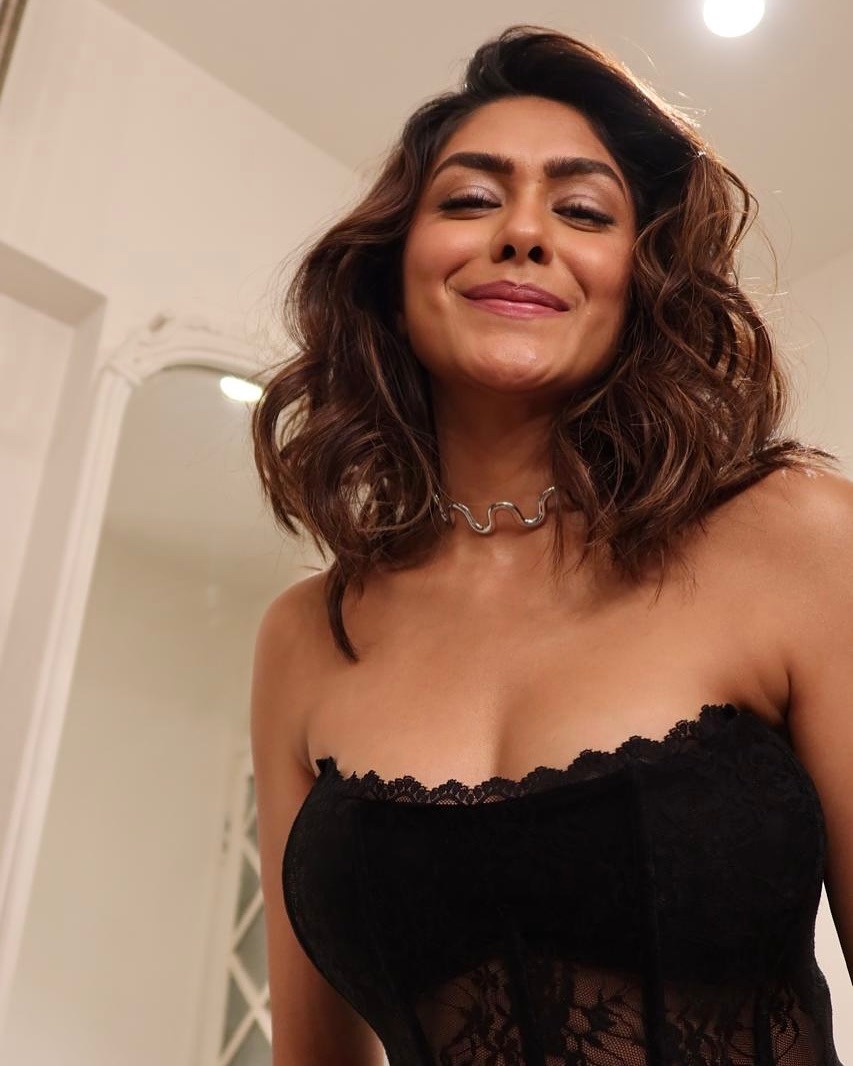 Mrunal Thakur Magical Expressions in Her Latest Viral Photos