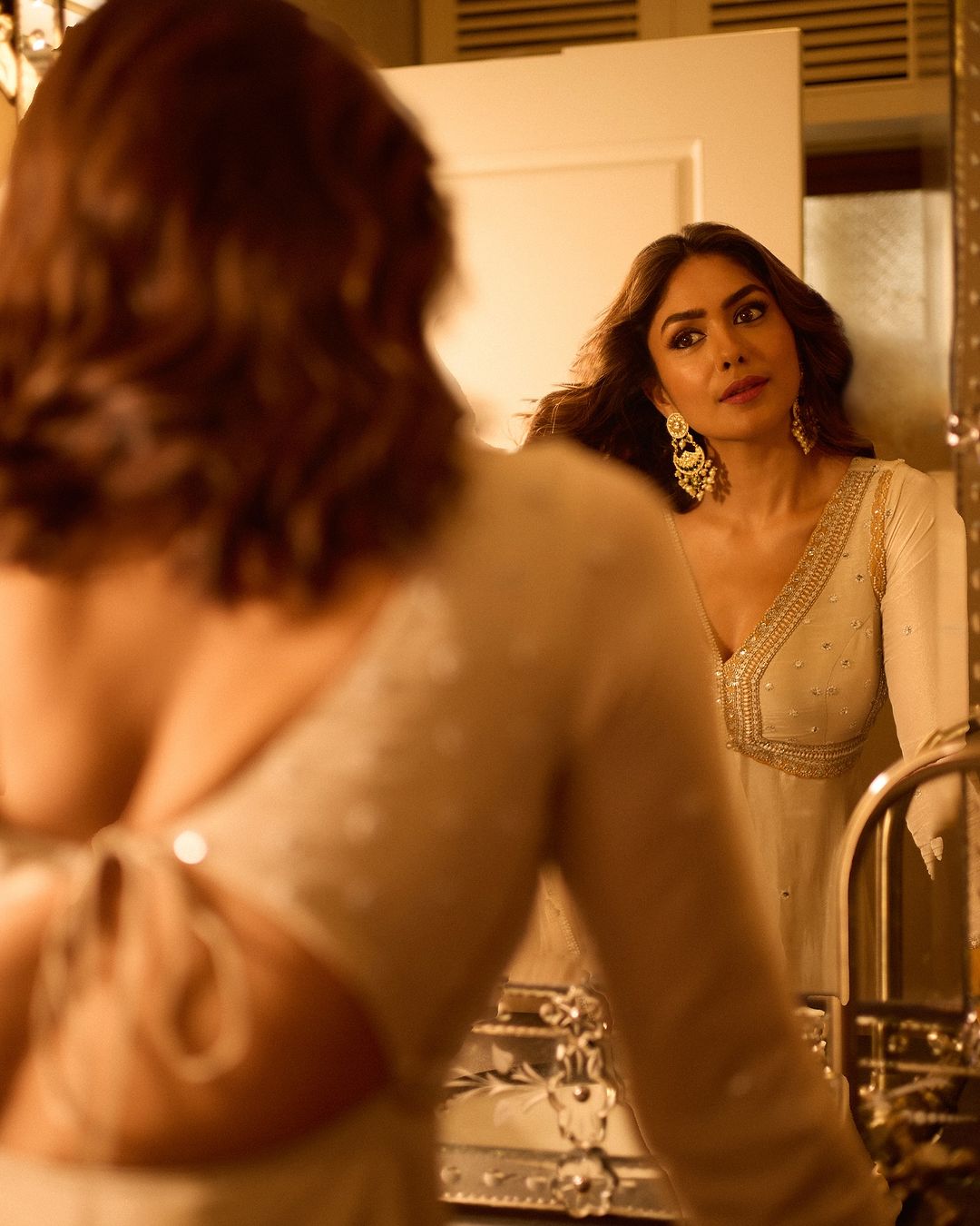 Mrunal Thakur Magical Expressions in Her Latest Viral Photos