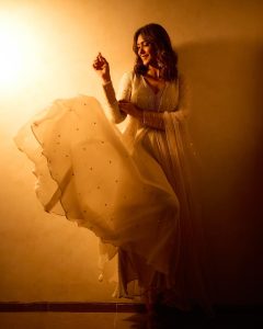 Mrunal Thakur Magical Expressions in Her Latest Viral Photos