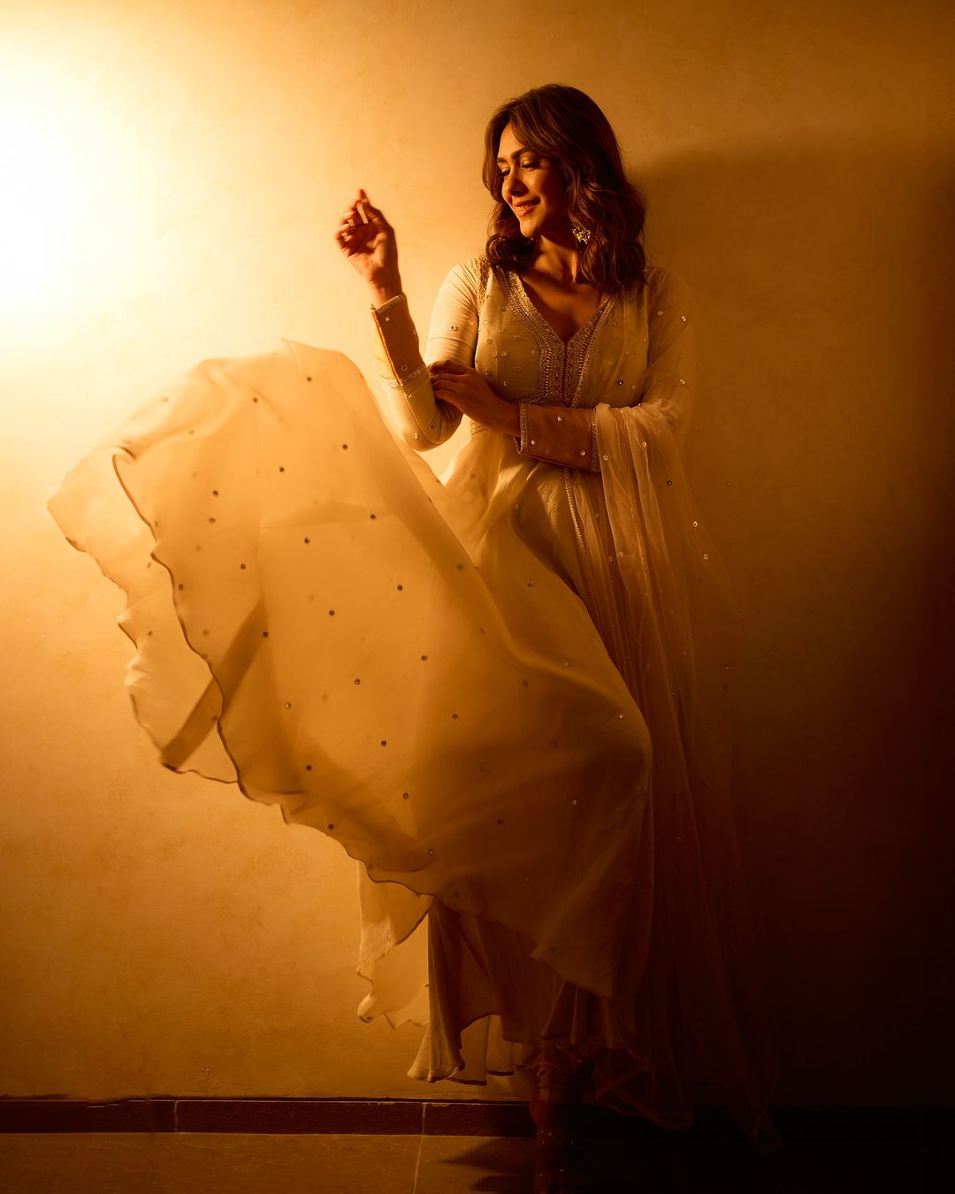 Mrunal Thakur Magical Expressions in Her Latest Viral Photos
