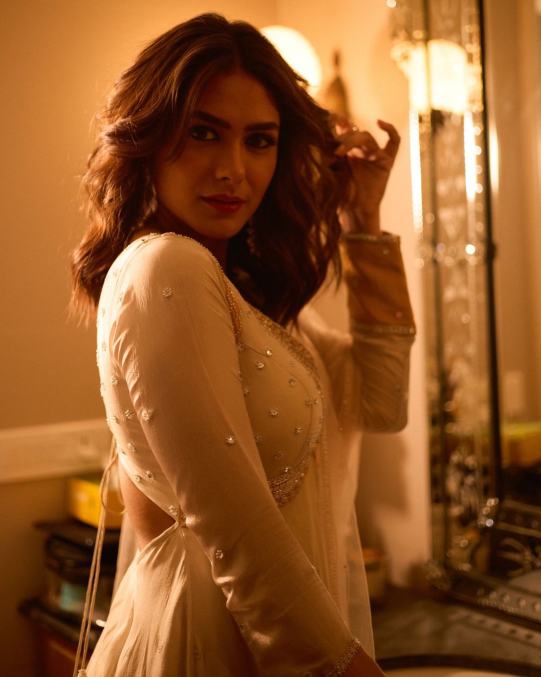 Mrunal Thakur Magical Expressions in Her Latest Viral Photos