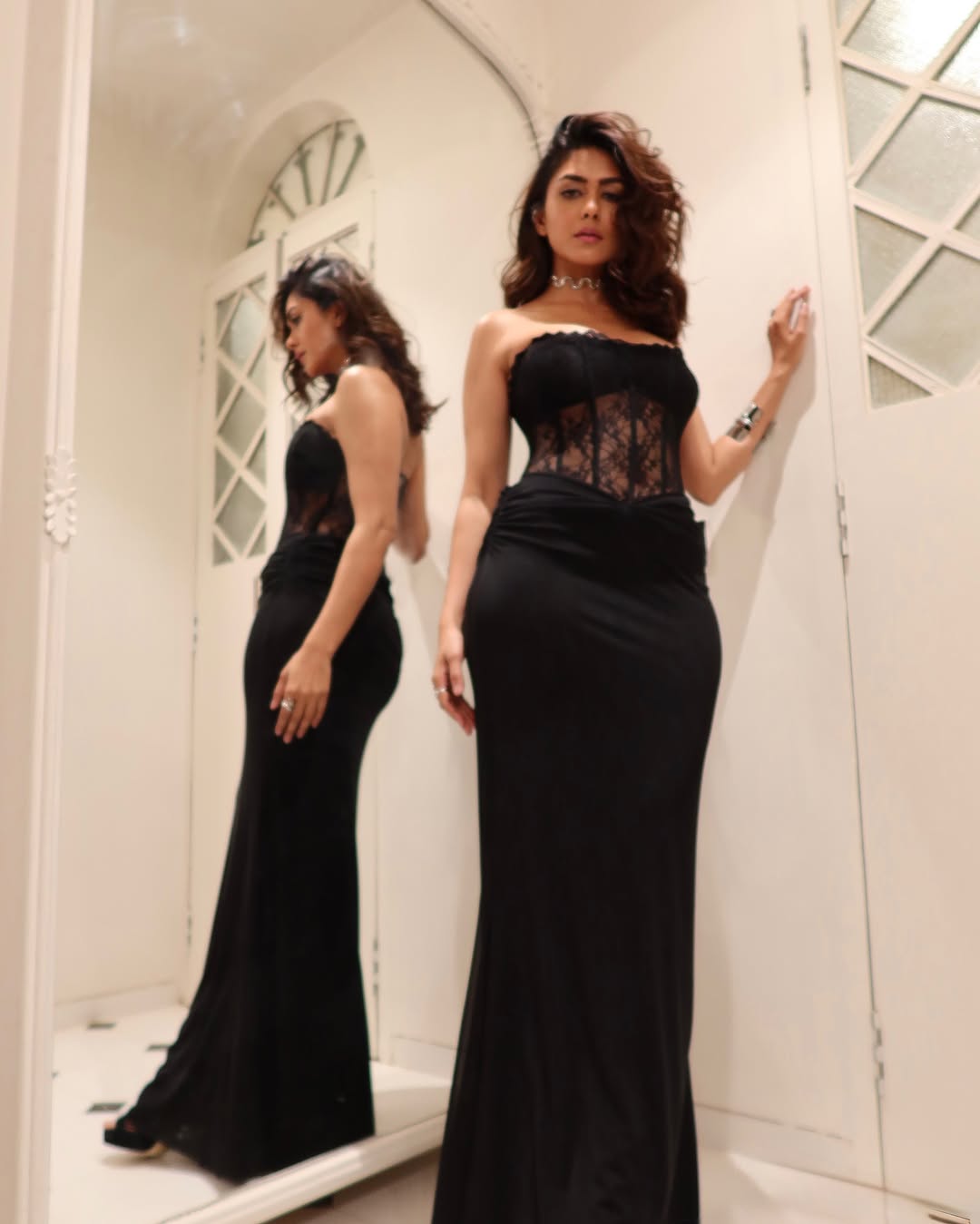 Mrunal Thakur Magical Expressions in Her Latest Viral Photos