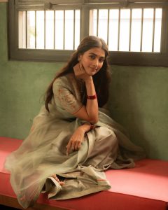 Pooja Hegde Viral Vintage Look Photos