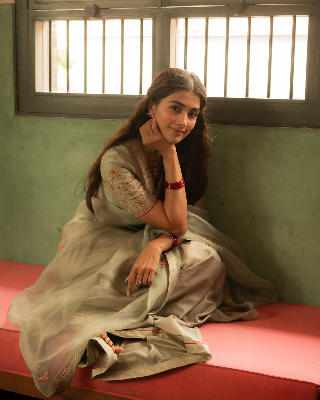 Pooja Hegde Viral Vintage Look Photos