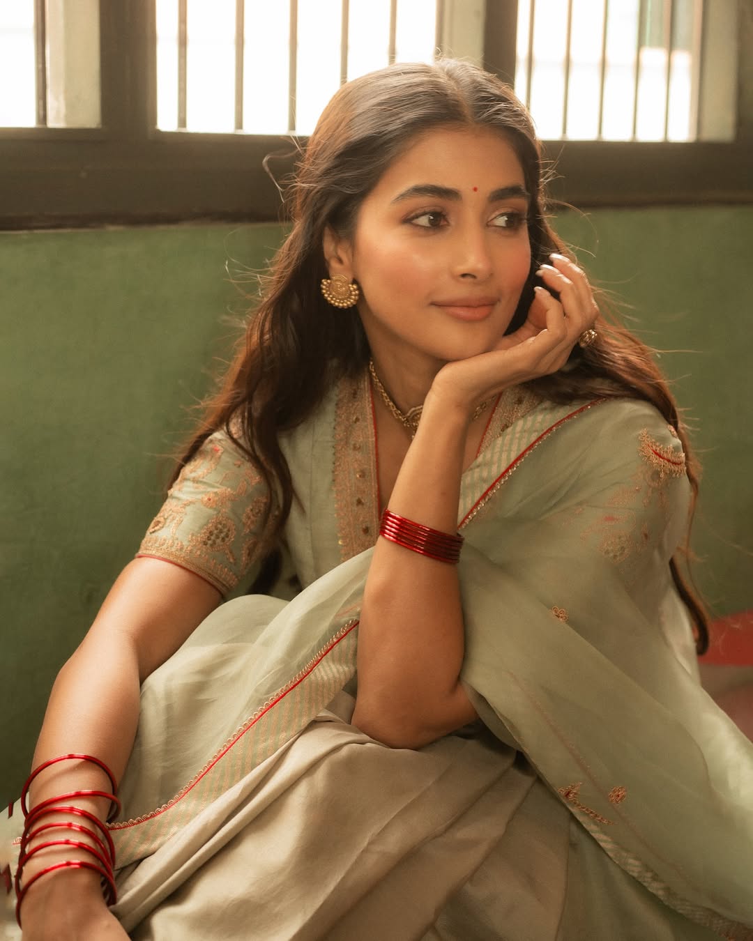 Pooja Hegde Viral Vintage Look Photos