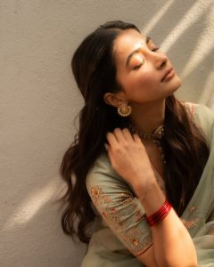 Pooja Hegde Viral Vintage Look Photos