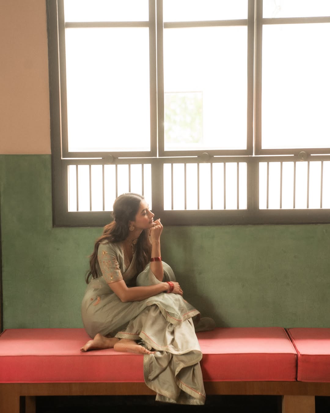 Pooja Hegde Viral Vintage Look Photos