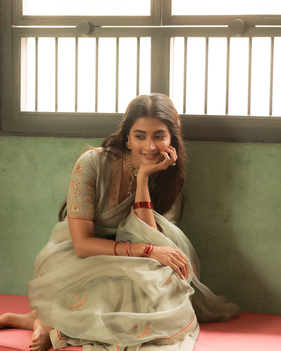 Pooja Hegde Viral Vintage Look Photos