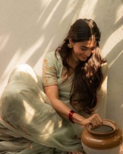 Pooja Hegde Viral Vintage Look Photos