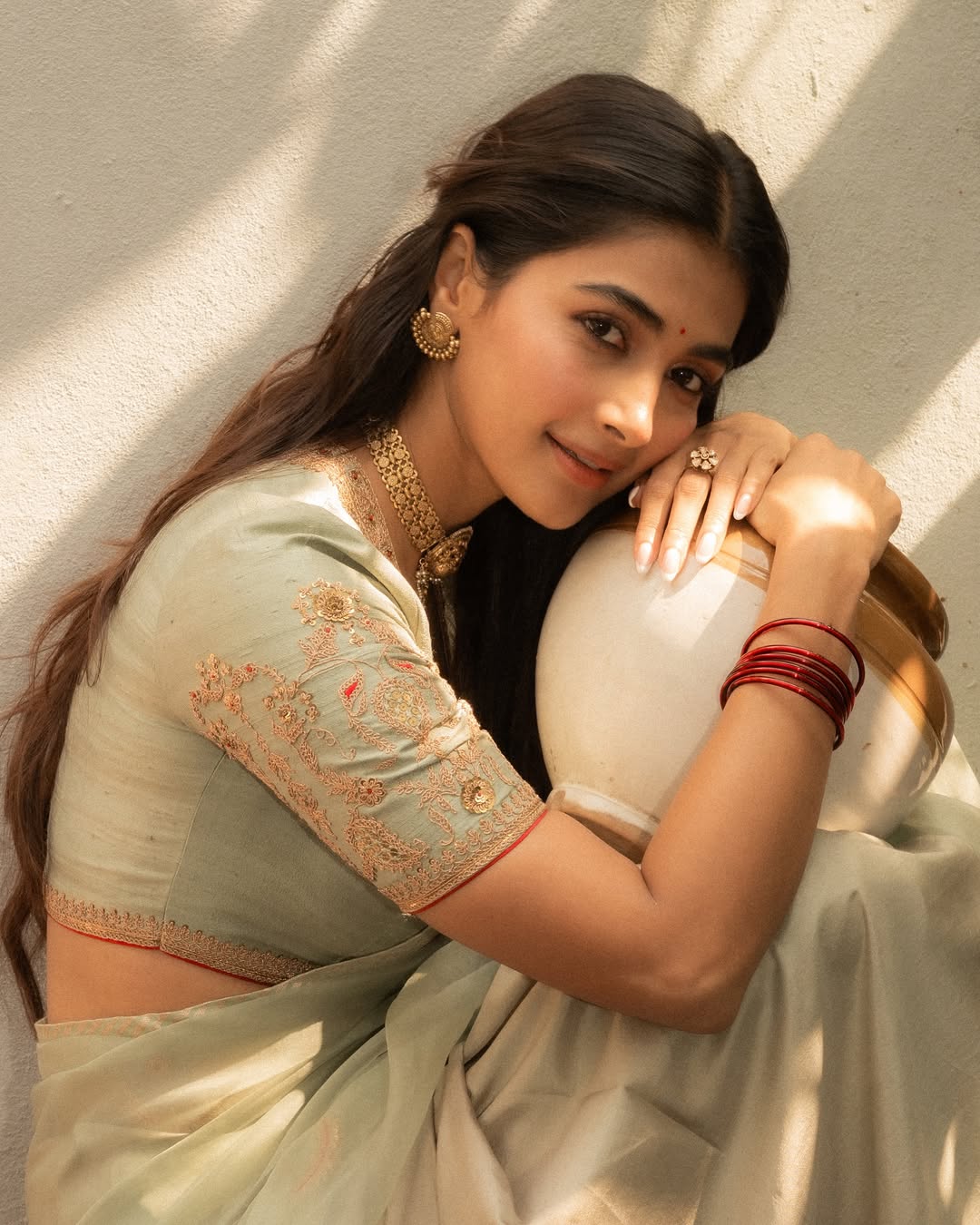 Pooja Hegde Viral Vintage Look Photos
