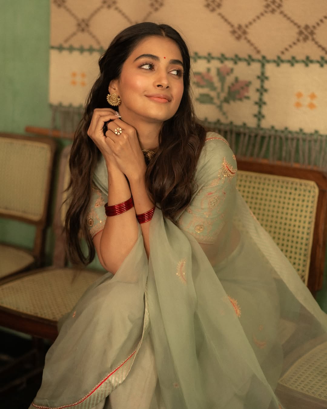 Pooja Hegde Viral Vintage Look Photos