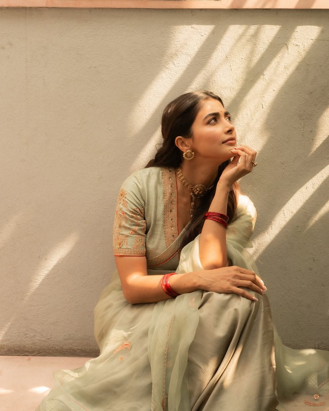 Pooja Hegde Viral Vintage Look Photos
