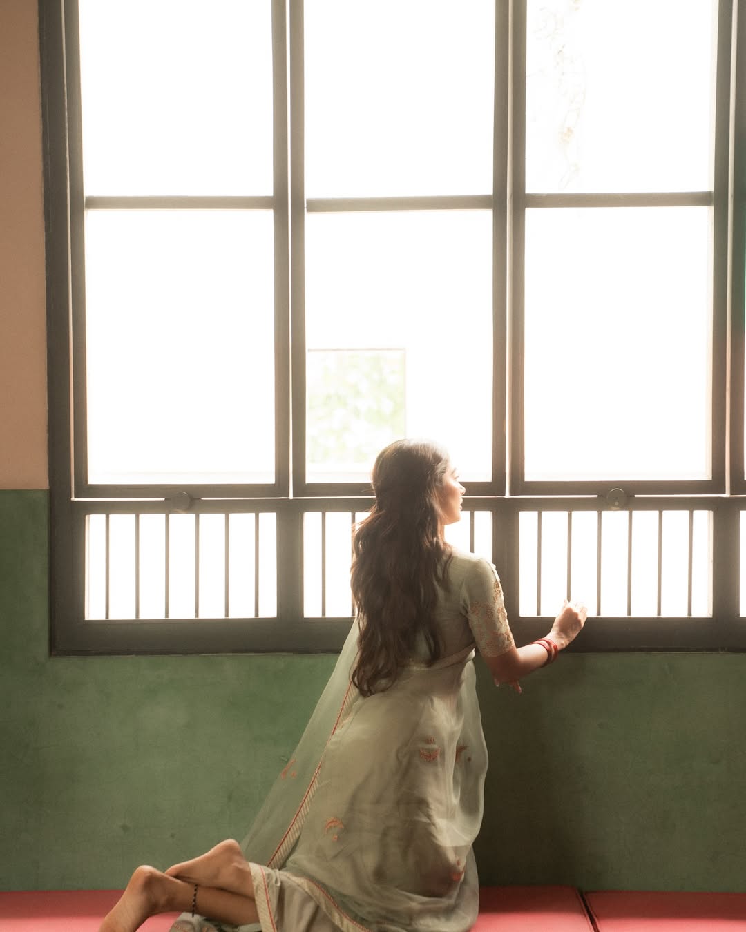 Pooja Hegde Viral Vintage Look Photos