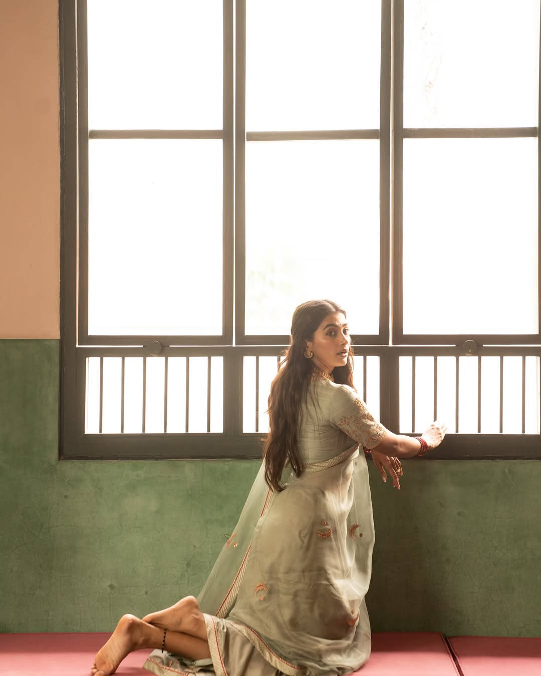 Pooja Hegde Viral Vintage Look Photos