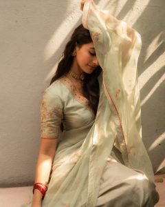 Pooja Hegde Viral Vintage Look Photos