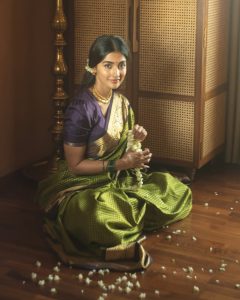 Pooja Hegde Viral Vintage Look Photos