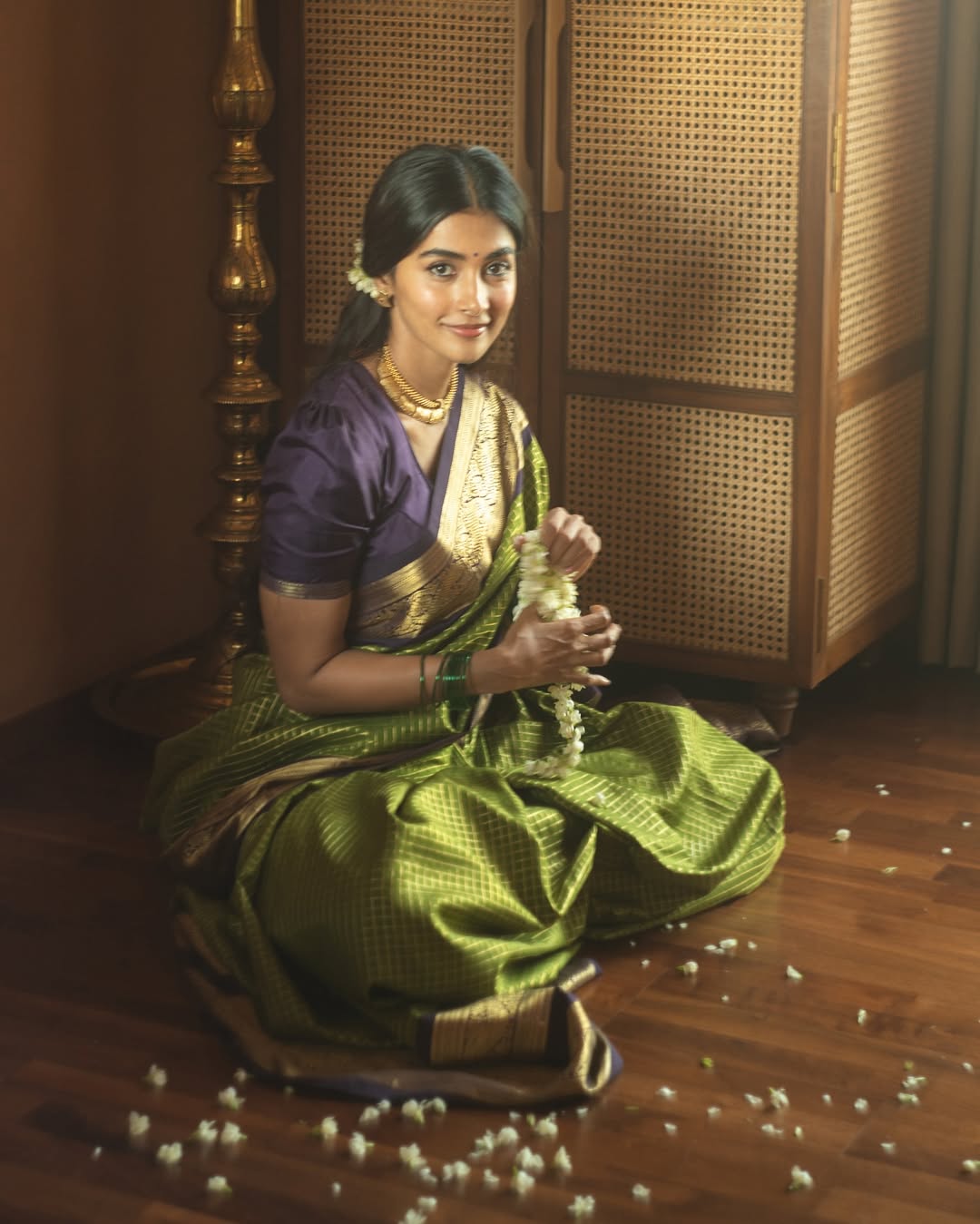 Pooja Hegde Viral Vintage Look Photos