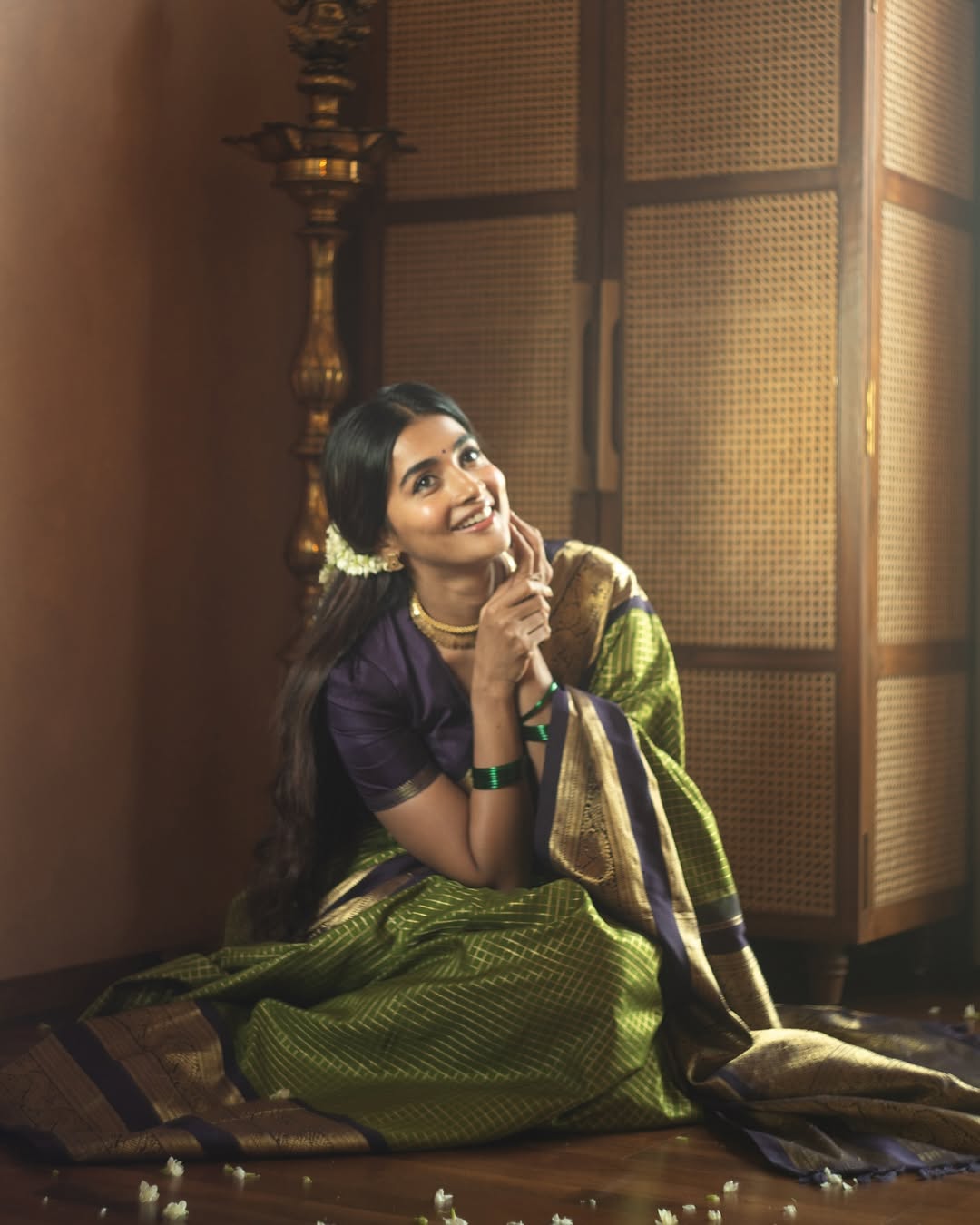 Pooja Hegde Viral Vintage Look Photos