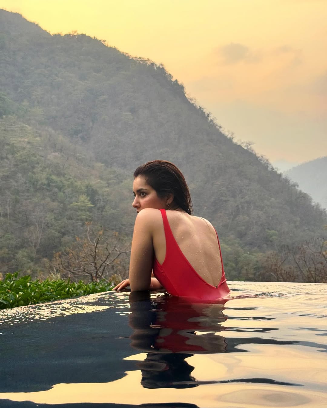 Raashi Khanna Latest Stills on Internet