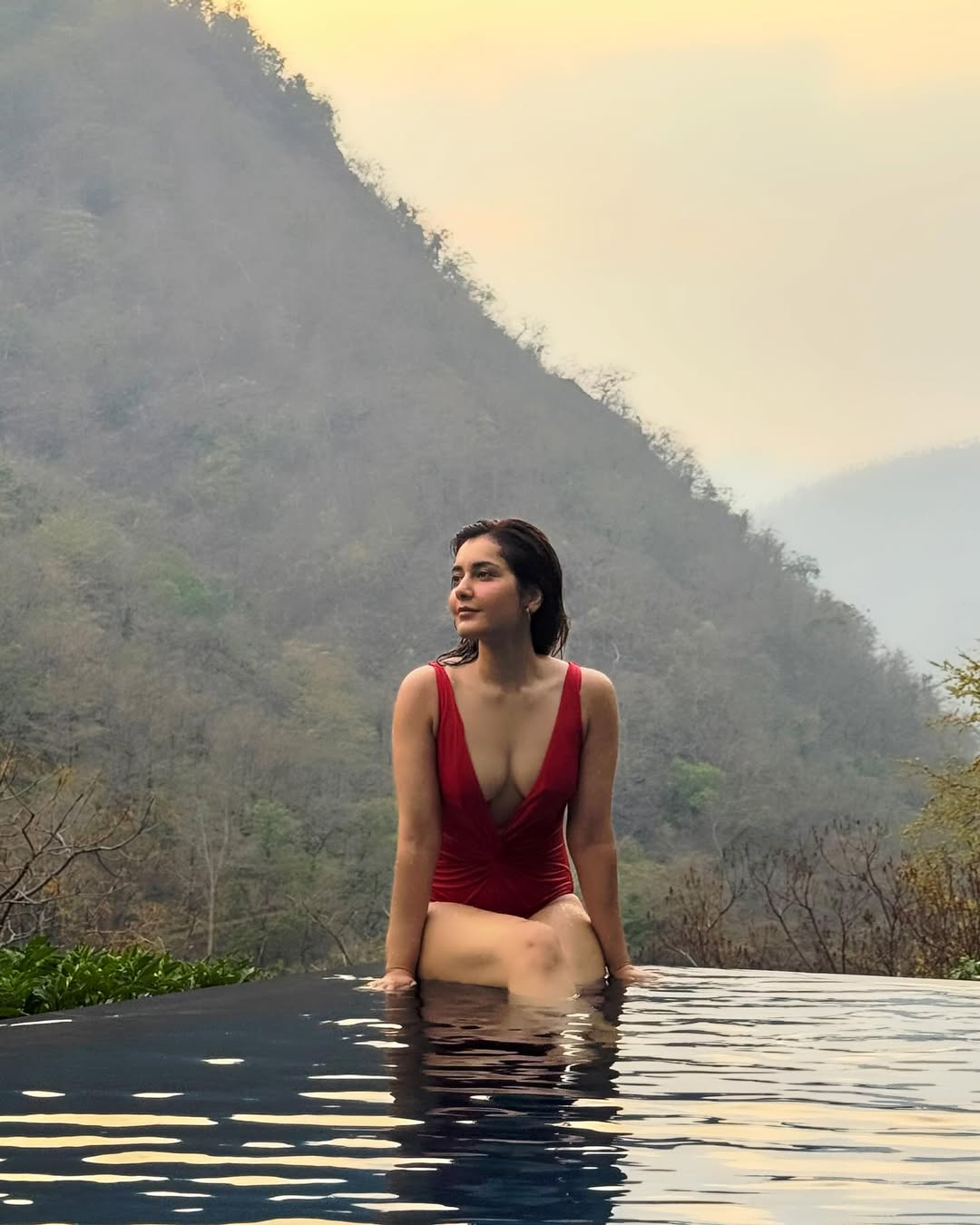 Raashi Khanna Latest Stills on Internet