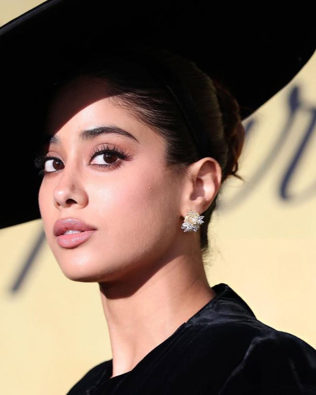 Janhvi Kapoor Drops Her Elegant New Photos