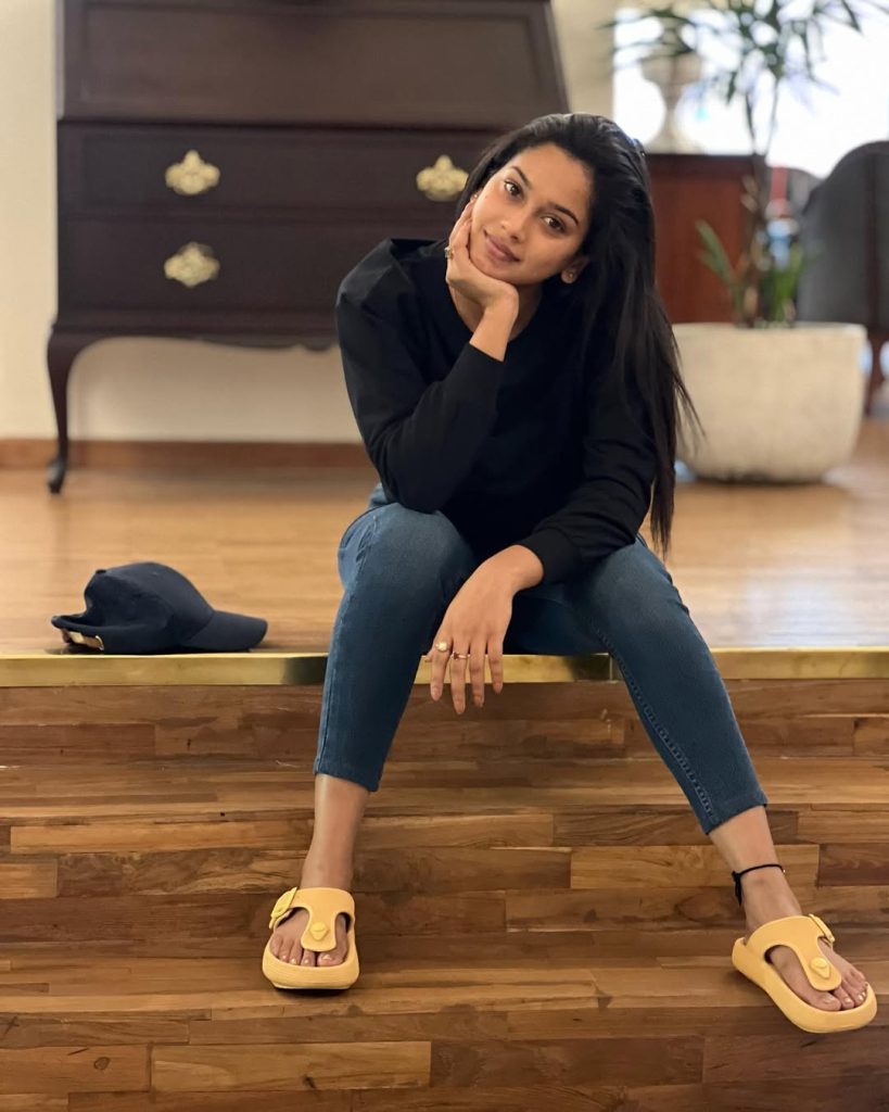 Swathi Konde Shines Online with Stunning New Photos