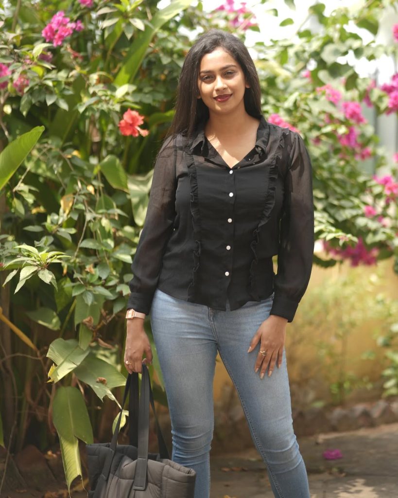 Swathi Konde Shines Online with Stunning New Photos