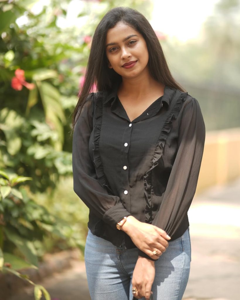 Swathi Konde Shines Online with Stunning New Photos