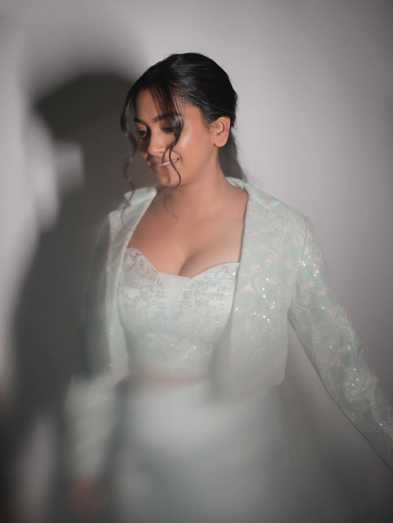 Swathi Konde Shines Online with Stunning New Photos