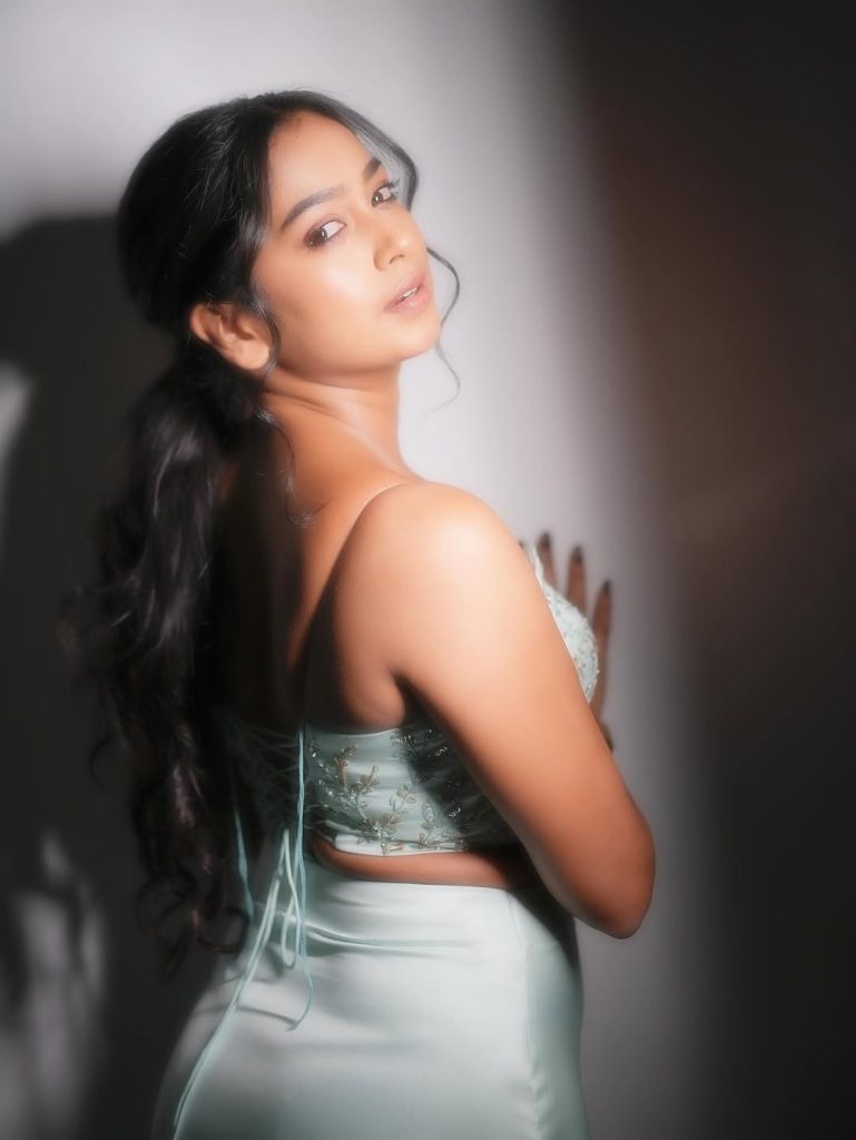 Swathi Konde Shines Online with Stunning New Photos