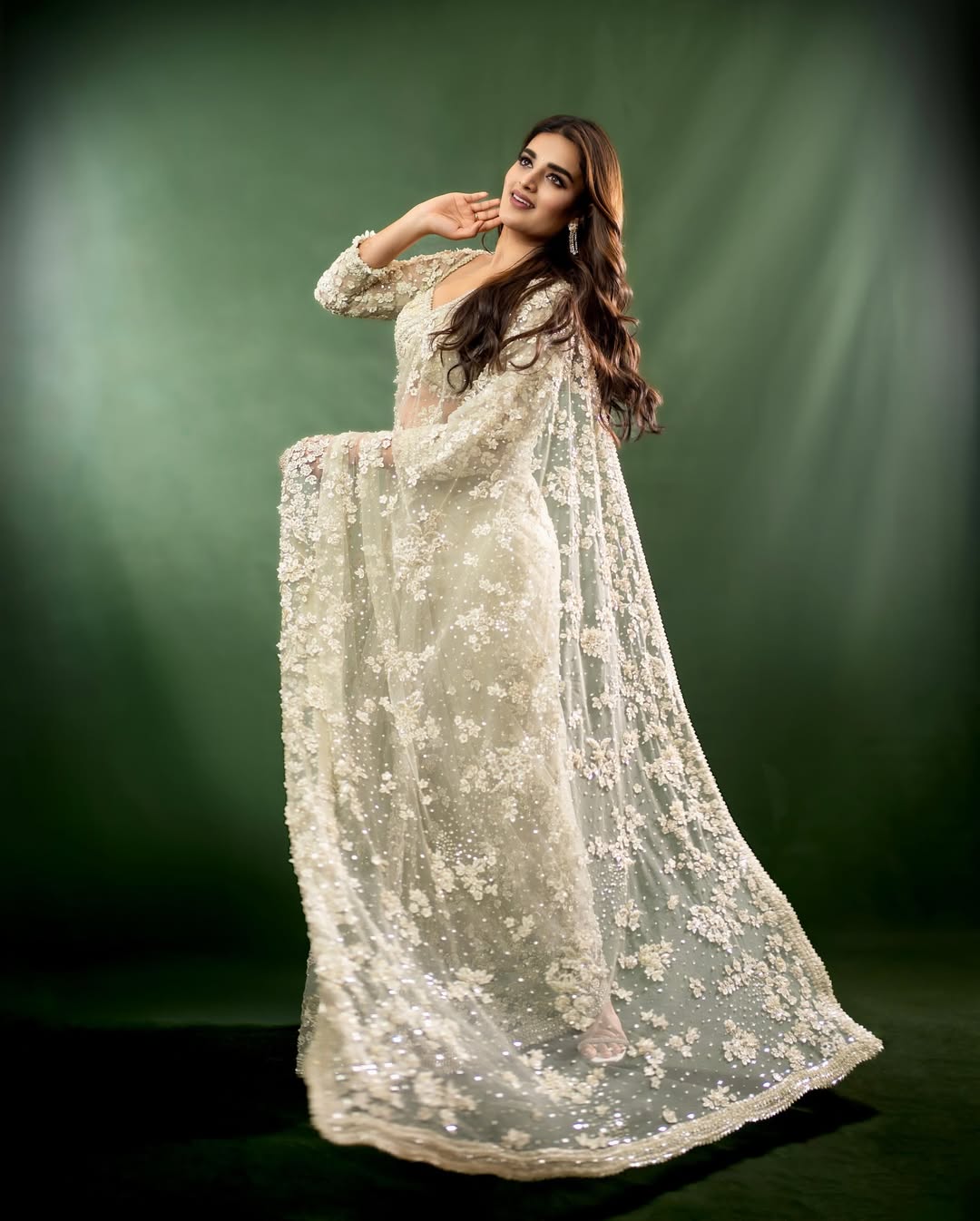 Nidhhi Agerwal looks Wow in her Stunning latest Viral Photos
