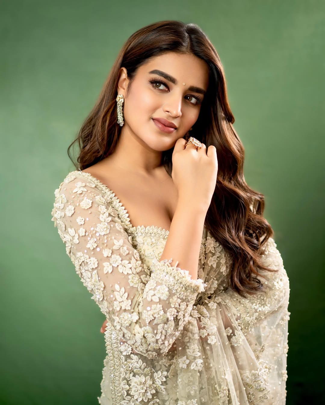 Nidhhi Agerwal looks Wow in her Stunning latest Viral Photos