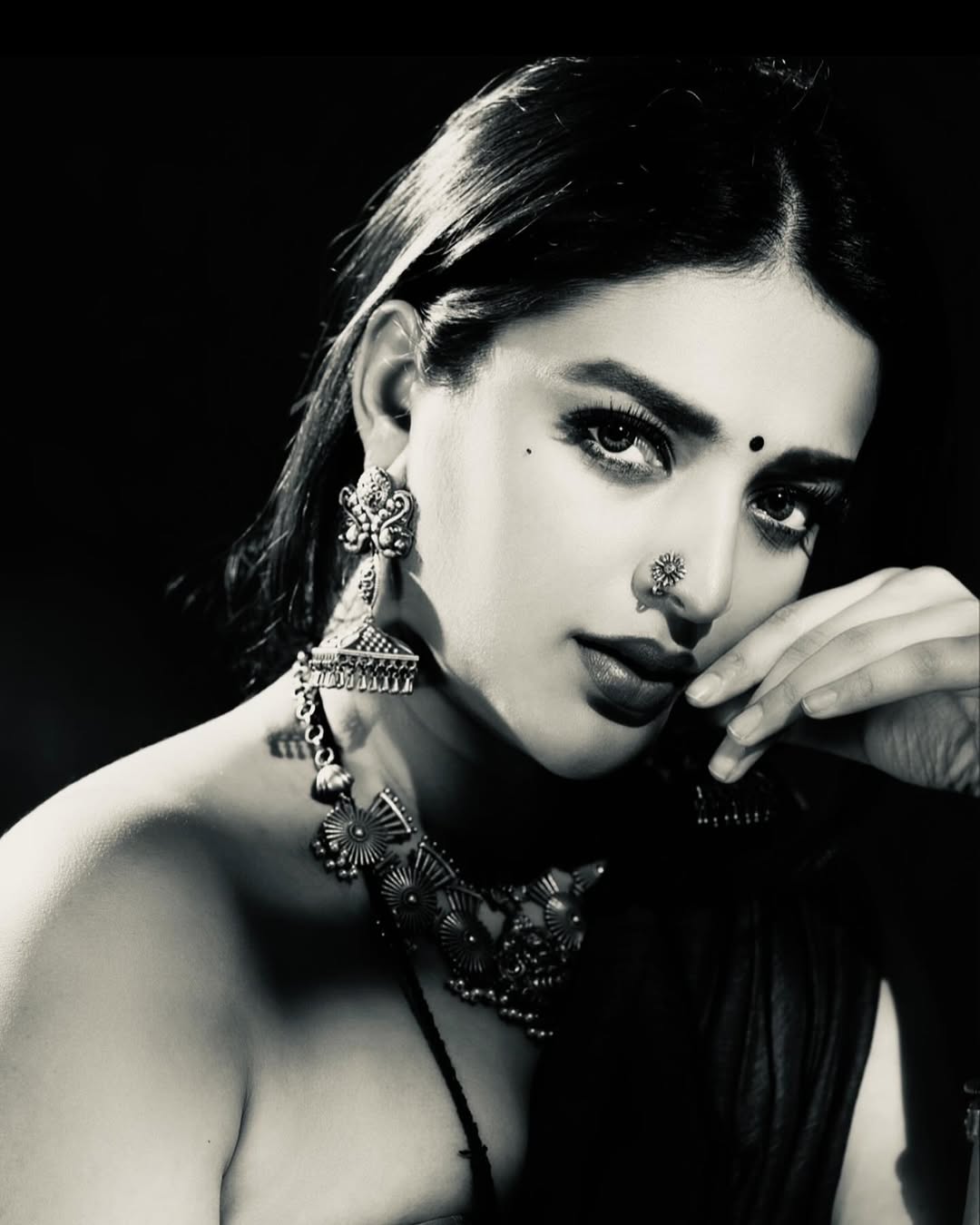 Nidhhi Agerwal looks Wow in her Stunning latest Viral Photos