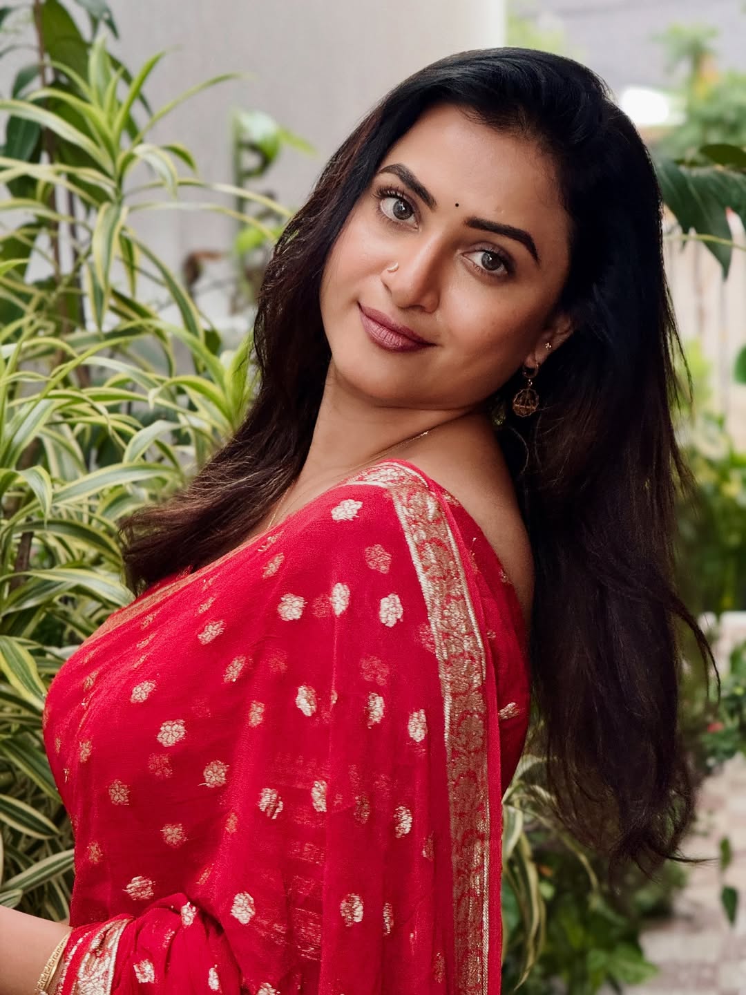 Janani Ashok Kumar Glows with Grace in Her Elegant New Look