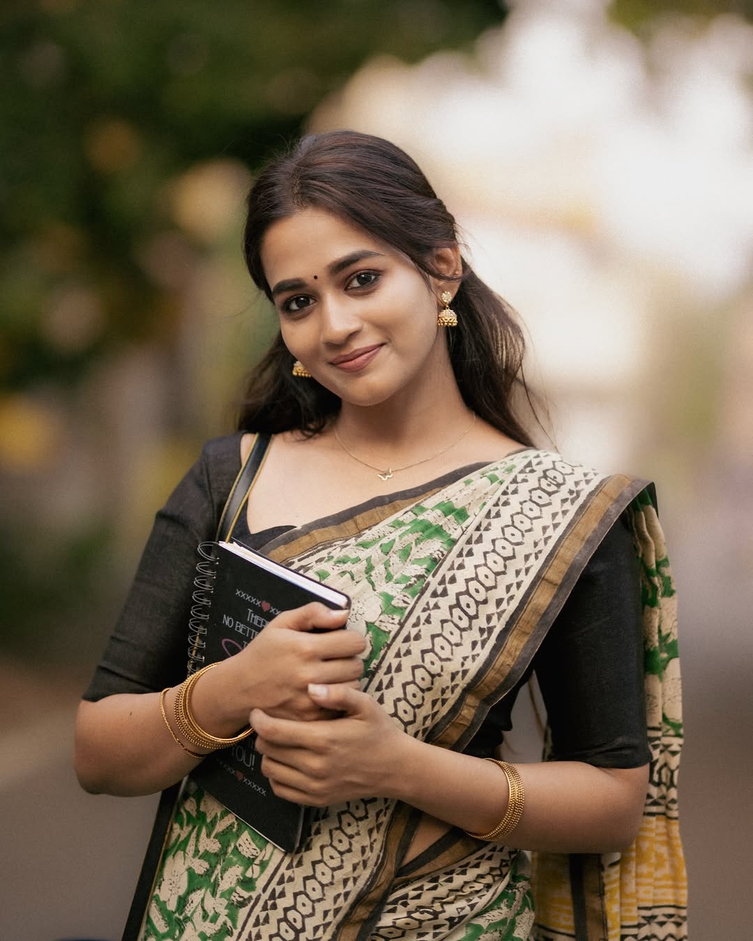 Kaavya Arivumani Eyes on Big Screen – Viral Photos