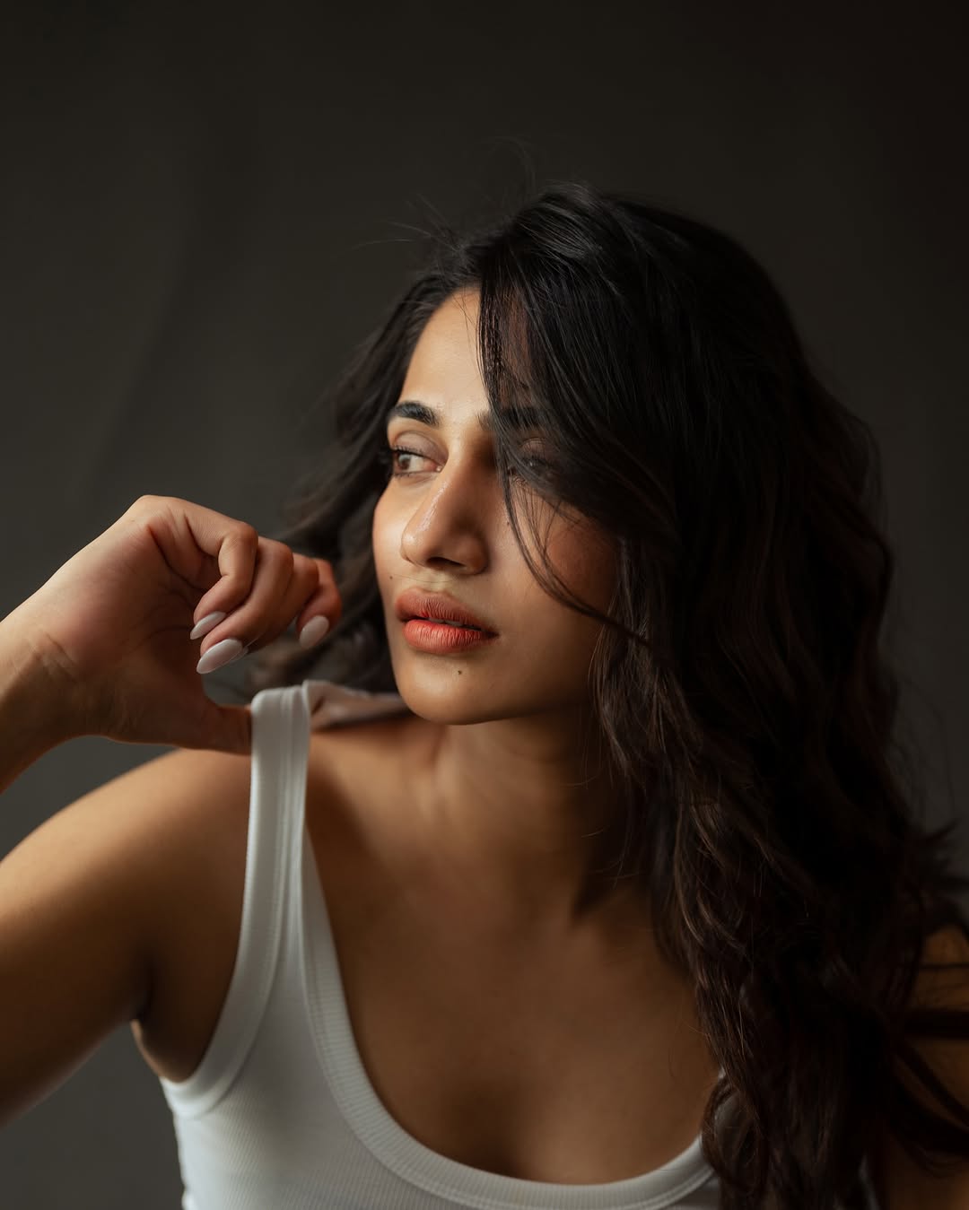 Losliya Stunns with Her Glamorous New Photos