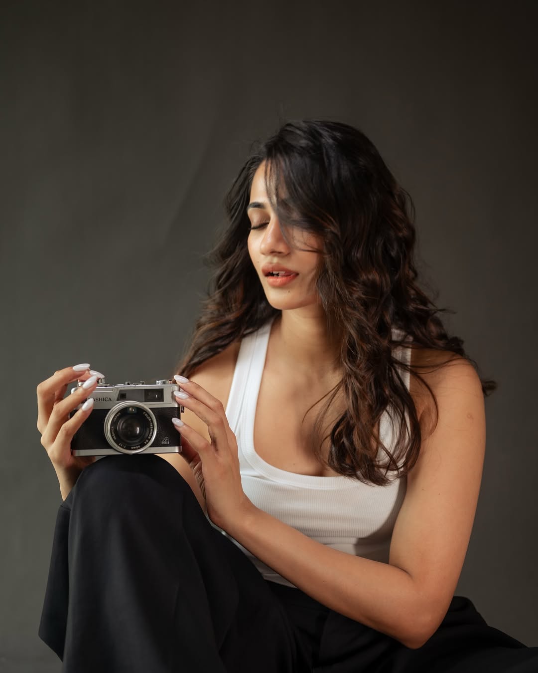 Losliya Stunns with Her Glamorous New Photos