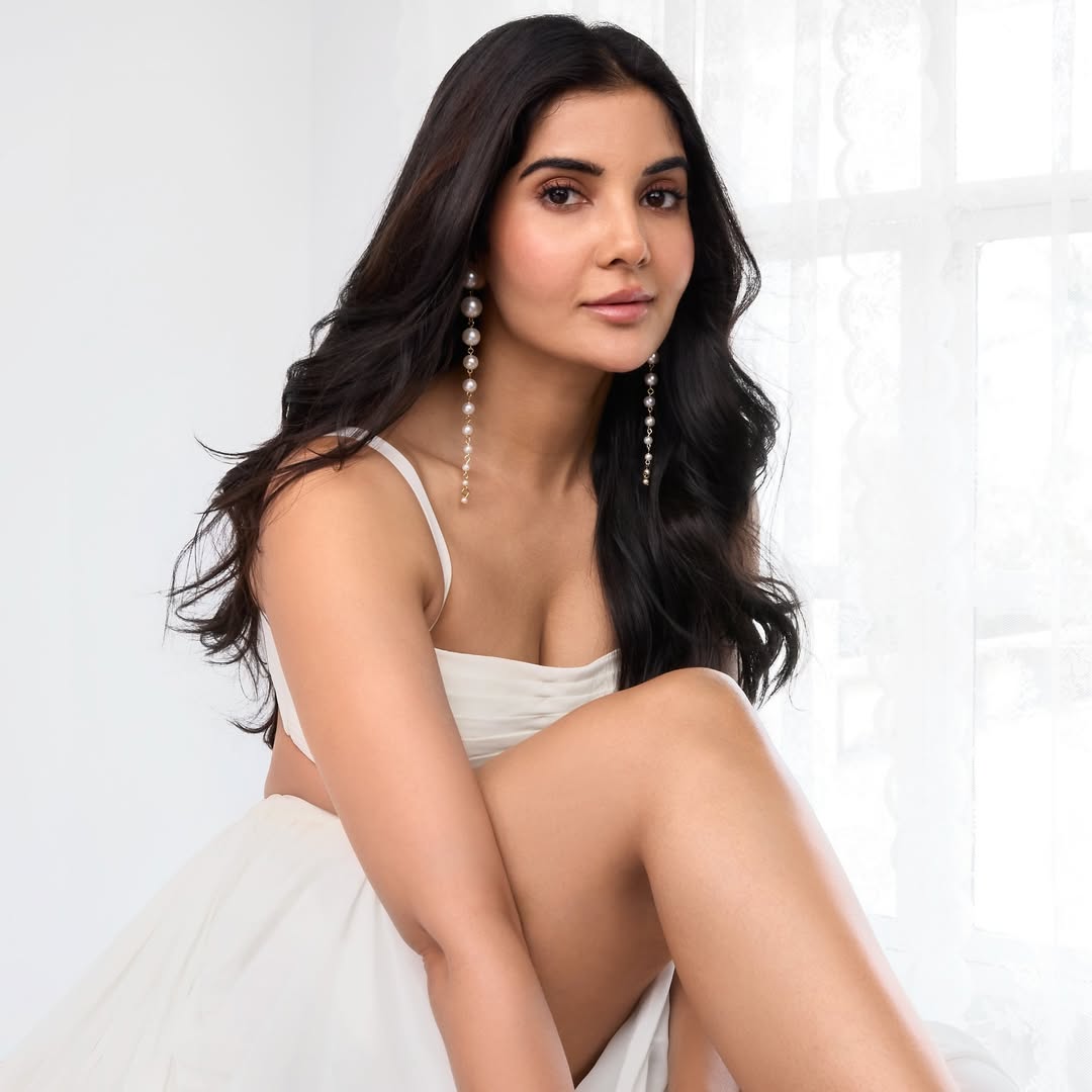 Madhuri Jain Stunning Pose Goes Viral Latest Photos