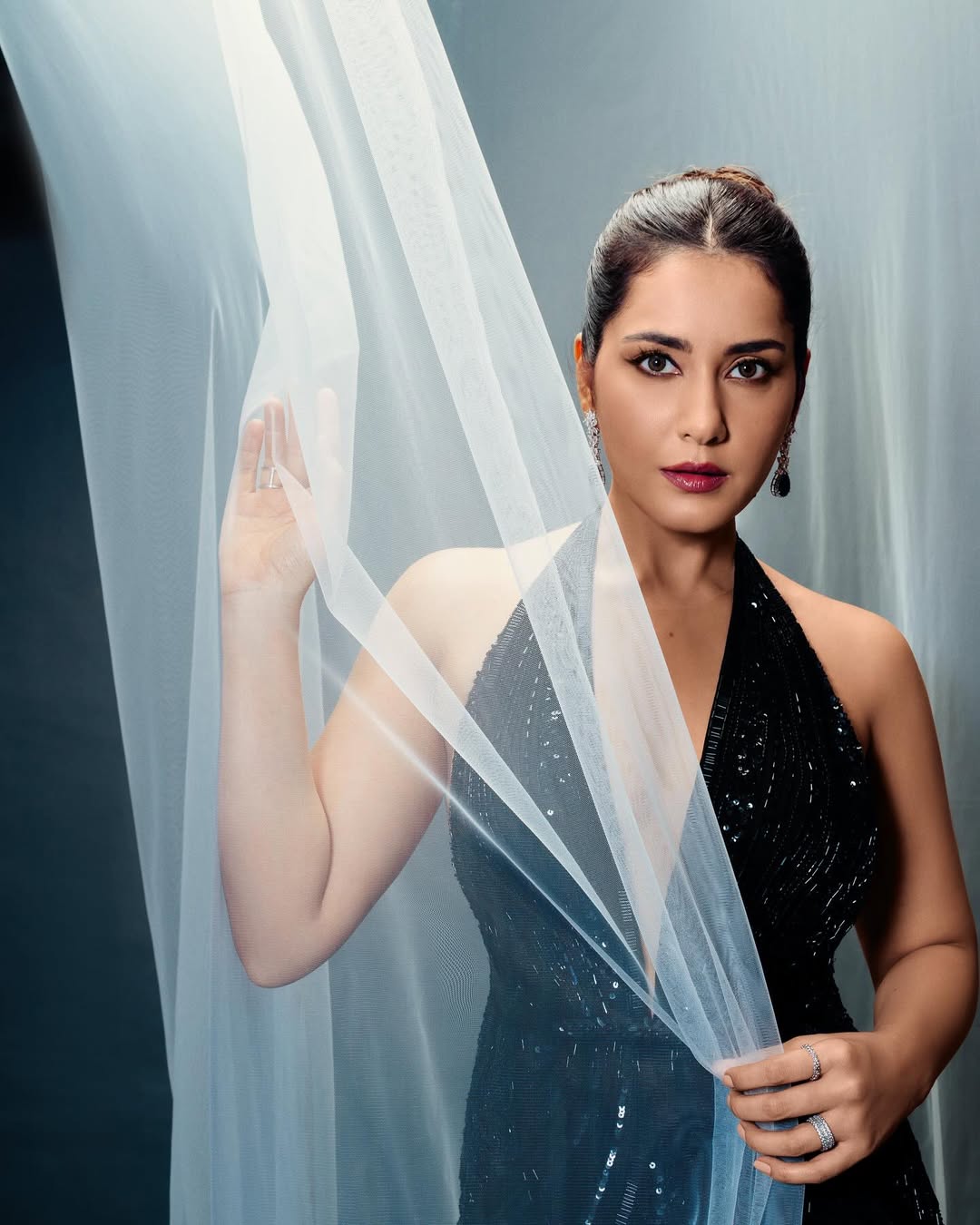 Raashi Khanna Ravishing Photos Set Internet Trends