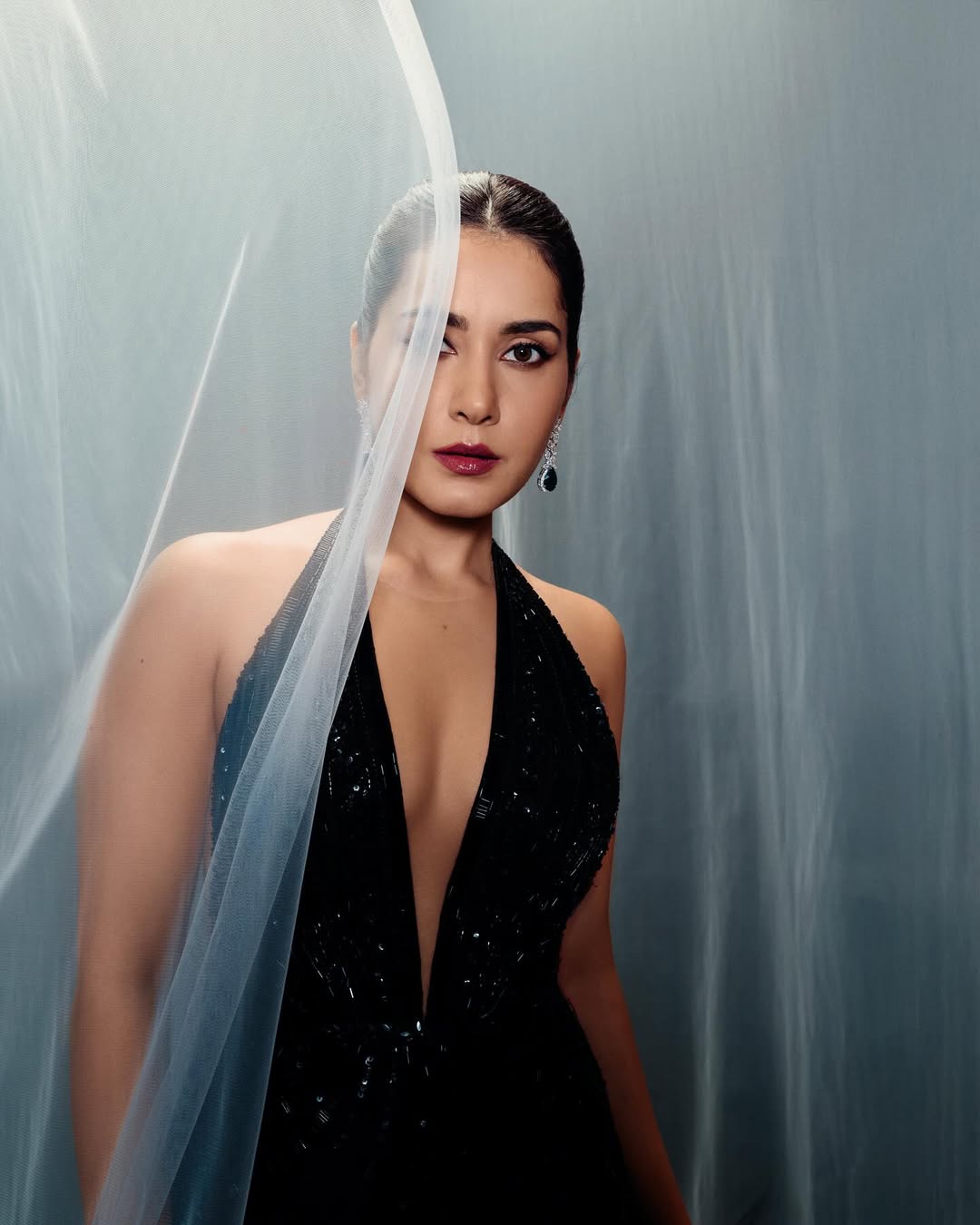 Raashi Khanna Ravishing Photos Set Internet Trends