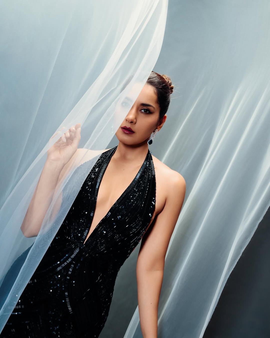 Raashi Khanna Ravishing Photos Set Internet Trends