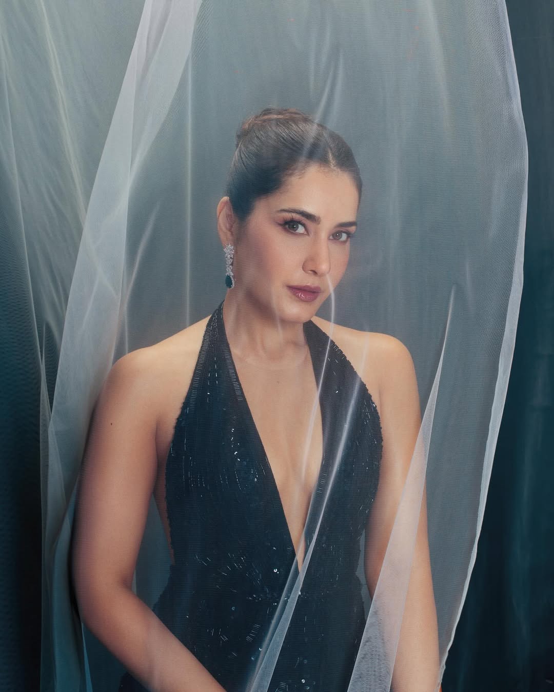 Raashi Khanna Ravishing Photos Set Internet Trends